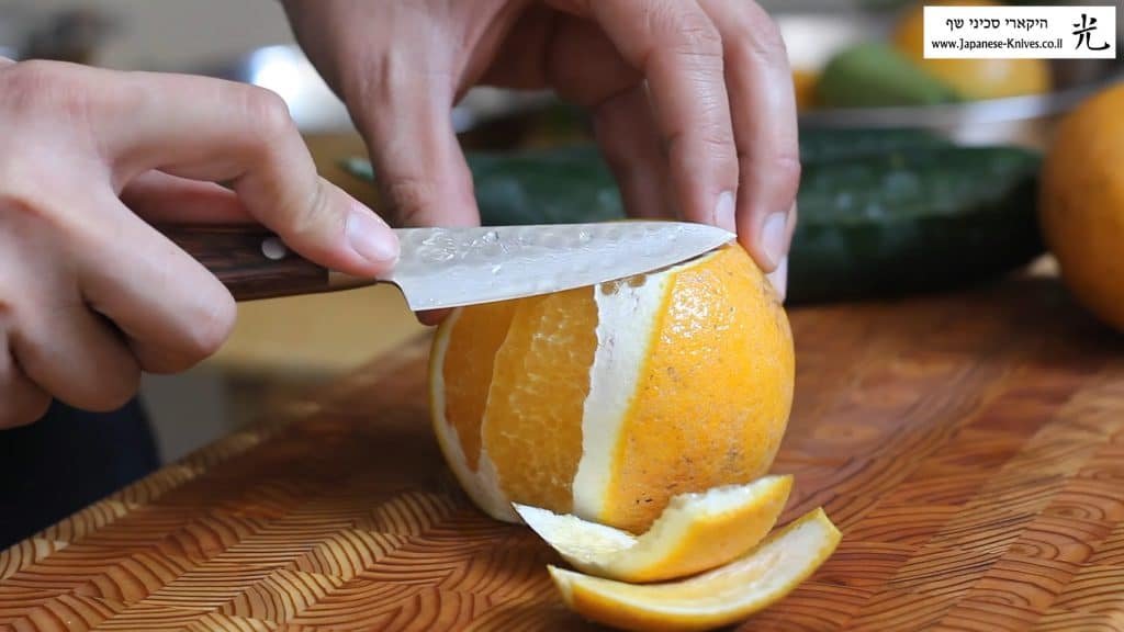 חיתוך תפוז בעזרת סכין שף