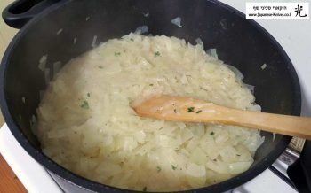 מתכון: מרק בצל - צמצום בצלים בחמאה שלב 4