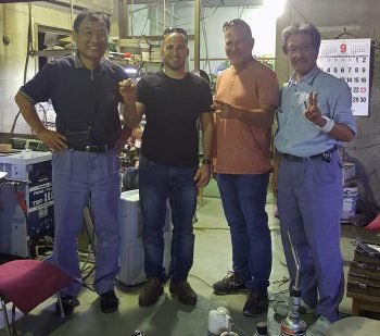 סאנמונג'ו - תמונה קבוצתית עם הנשיא ומנהל המפעל